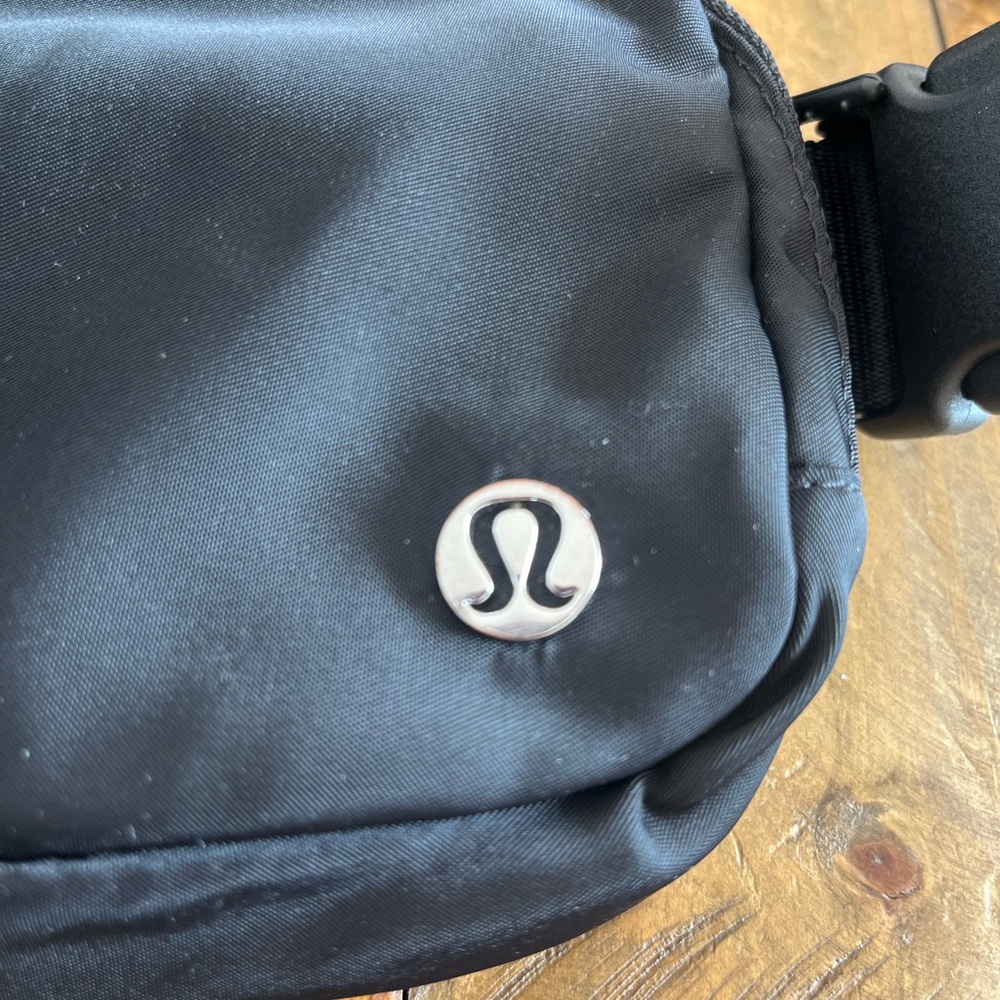 LULULEMON Everywhere Belt Bag 1L
Wordmark - Picture 4 of 12